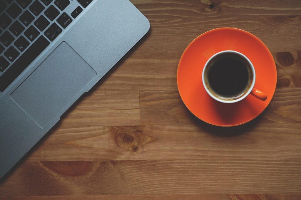La gran taza de debate: Perspectivas encontradas sobre el consumo de café en el trabajo